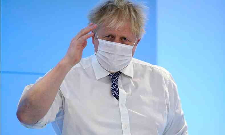 Boris Jonhson usa máscara e acena