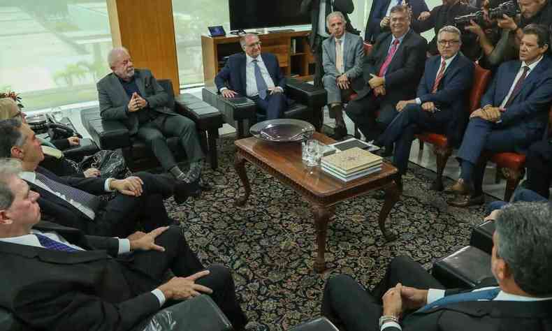 Lula e Alckmin em reunio com representantes dos poderes Executivo, Judicirio e Legislativo