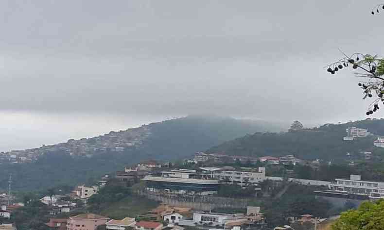 Densa nebulosidade abrao o horizonte montanhoso de Belo Horizonte(foto: Paulo Filgueiras/EM/D.APress)