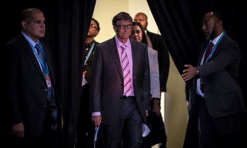 Bill Gates chega para a série de palestras antes do Dia Mandela em Mamelodi(foto: AFP / MARCO LONGARI ) Bill Gates chega para a série de palestras antes do Dia Mandela em Mamelodi(foto: AFP / MARCO LONGARI )