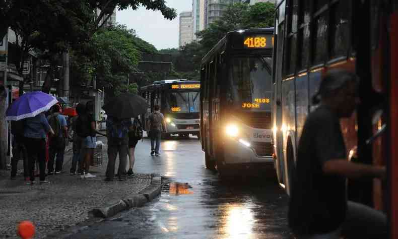 Fila de nibus em ponto de passageiros na Avenida Afonso Pena, Centro de Belo Horizonte