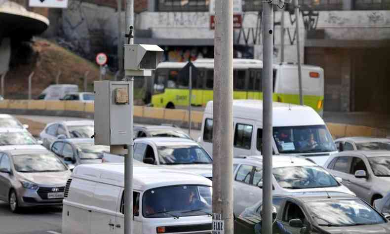 Radar na Avenida Antonio Carlos esquina com Rua Rio Novo, no Lagoinha com grande fluxo de carros