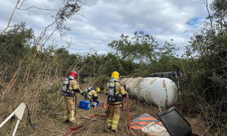 Retirada de carga inflamável só foi possível no início da noite de sexta-feira (9/6). Na manhã de hoje, pista seguia interditada para trabalho da equipe do Corpo de Bombeiros e NEA (foto: Corpo de Bombeiros/Divulgação) Retirada de carga inflamável só foi possível no início da noite de sexta-feira (9/6). Na manhã de hoje, pista seguia interditada para trabalho da equipe do Corpo de Bombeiros e NEA