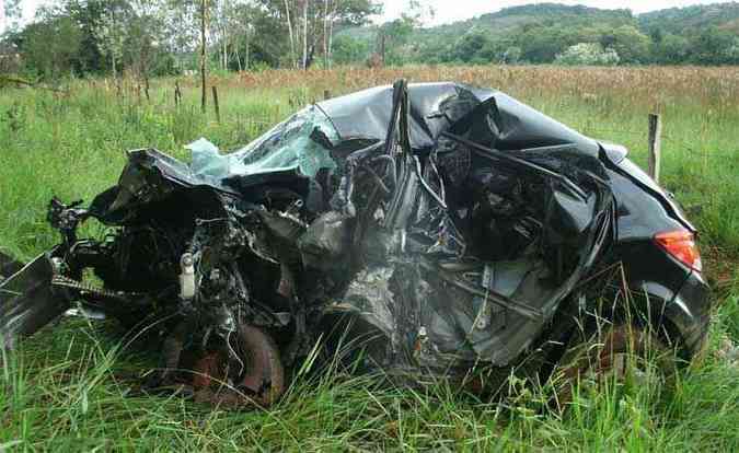 nix ficou destrudo na coliso com um Stilo na BR-267, em Campanha, no Sul de Minas, que deixou dois mortos (foto: PRF/Divulgacao)