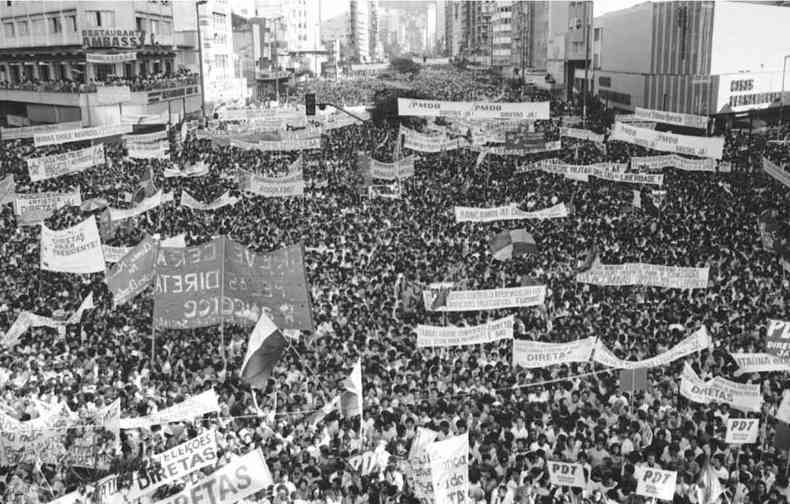 Avenida Afonso Pena completamente lotada em 24 de fevereiro de 1984: populao nas ruas pelo direito de votar para presidente