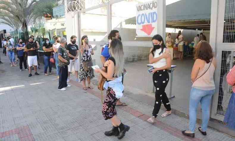 Vacinao de moradores de BH com 25 anos marcou primeiro domingo de imunizao contra a COVID na cidade(foto: Juarez Rodrigues/EM/DA Press)