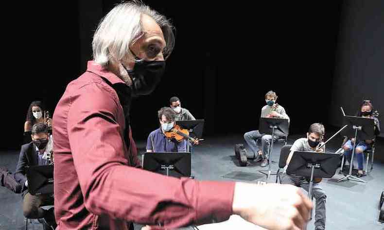 O maestro Silvio Viegas ensaia com integrantes da Orquestra Sinfnica de Minas Gerais, no Palcio das Artes (foto: PAULO LACERDA/DIVULGAO)