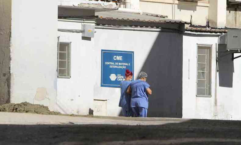 Funcionrios no interior do Hospital Santa Casa em Belo Horizonte