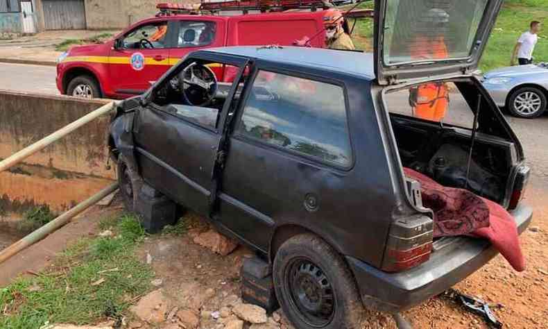 Frente do Fiat Uno ficou danificada aps o acidente(foto: Divulgao/Corpo de Bombeiros)