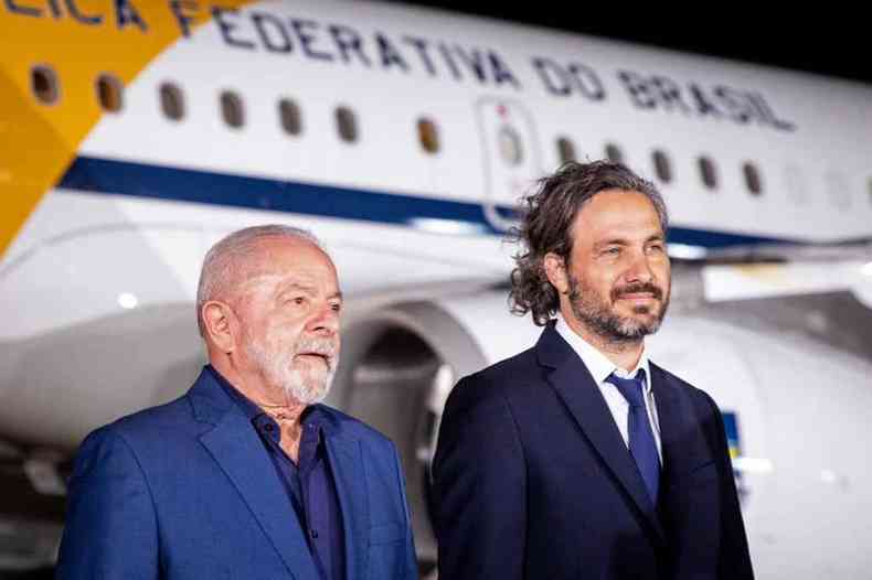 Lula posa ainda na pista do aeroporto em Buenos Aires com o ministro de Relaes Exteriores da Argentina, Santiago Cafiero