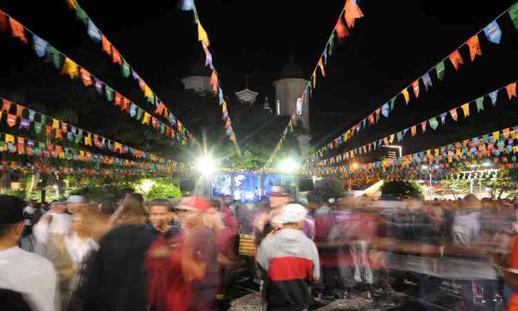 Festa junina com bandeirolas e pessoas