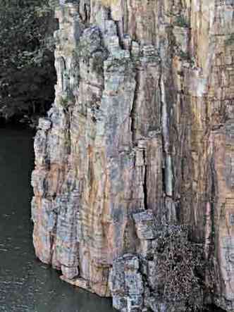 Processo natural de desgaste e fissuras em paredões de rocha quartzítica demandam vigilância constante. Geólogos fazem medições diárias e passeios são suspensos em condições adversas