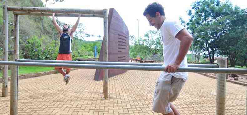 Daniel e Rodrigo se exercitam no Parque da Serra do Curral: ar puro(foto: Alexandre Guzanshe/EM/D.A Press)