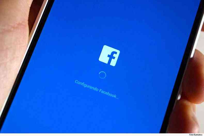 Foto ilustrativa de um smartphone com a logo do Facebook
