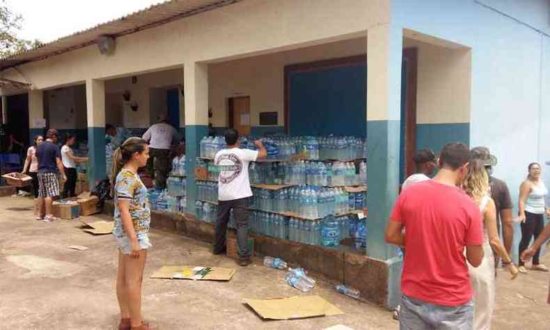 Posto de recolhimento de donativos em Casa Branca, na regio de Brumadinho(foto: Rodrigo Dayrell/Divulgao)