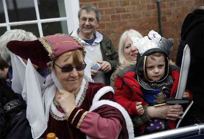 Britnicos saram s ruas e se vestiram com roupas que lembram as vestes medievais, uma homenagem ao Rei Ricardo III (foto: AFP PHOTO / ADRIAN DENNIS/POOL )