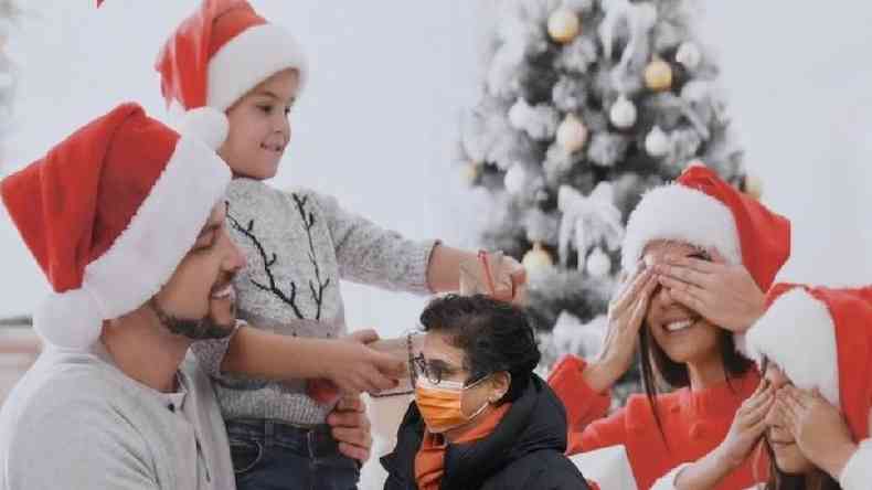 Homem passa por publicidade natalina na Itlia; no se recomenda que pessoas de diferentes ncleos familiares passem as festas juntas(foto: EPA)