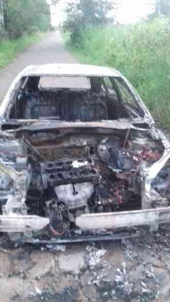 Carro da vtima foi encontrado em um lote vago no Bairro Bom Jesus, depois de ter sido incendiado(foto: Polcia Militar/Divulgao)