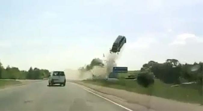 Carro decola a mais de seis metros depois que motorista perdeu o controle em uma estrada na Rússia(foto: Reprodução Internet/ LiveLeak.com) Carro decola a mais de seis metros depois que motorista perdeu o controle em uma estrada na Rússia(foto: Reprodução Internet/ LiveLeak.com)