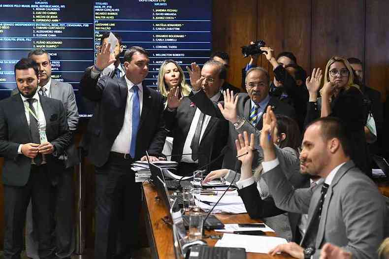 Flvio (de p) e Eduardo Bolsonaro durante votao de requerimentos na CPI Mista das Fake News (foto: Marcos Oliveira/Agncia Senado )