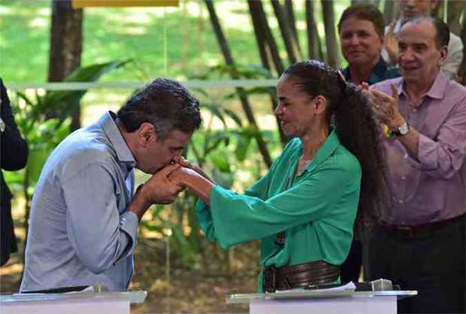 Acio beija as mos de Marina em evento hoje em So Paulo(foto: AFP)