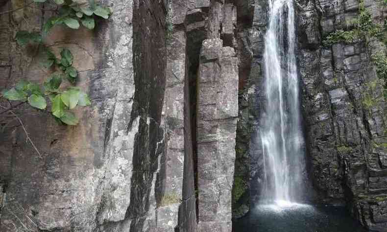 Fenda em rocha prxima a queda d'gua da Cachoeira Vu da Noiva