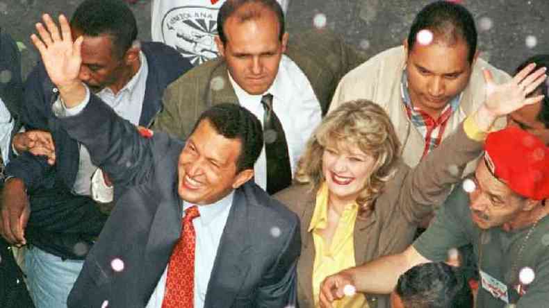 Nesta imagem, Alejandro Andrade pode ser visto logo atrs de Hugo Chvez durante a campanha presidencial de 1998(foto: Getty Images)
