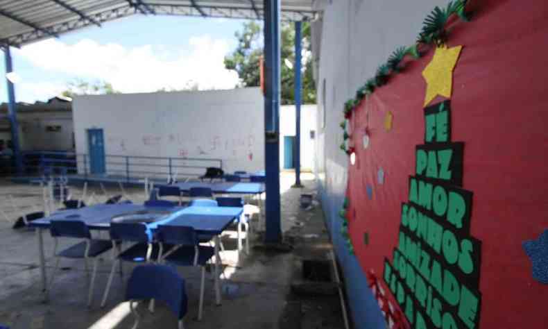 Imagem mostra escola vandalizada no bairro Solar do Madeira