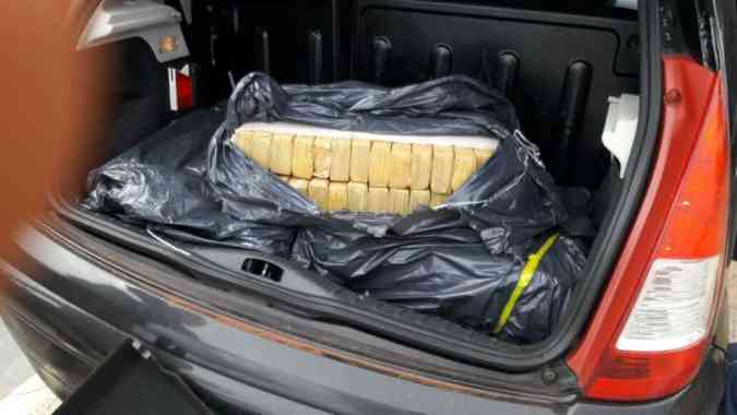 Droga estava escondido no bagageiro do carro(foto: Polcia Militar/Divulgao)