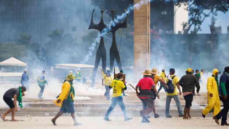 Apoiadores do presidente Jair Bolsonaro atacam prdios dos trs poderes em Braslia