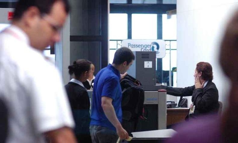 Passageiros passam a ter que retirar das bagagens de m�o os notebooks, tablets e outros dispositivos eletr�nicos(foto: Euler Junior/EM/D.A Press)