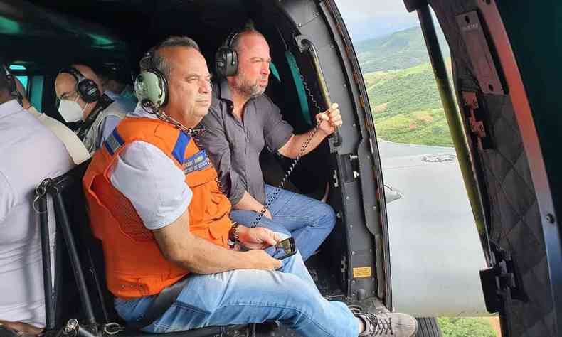 Ministro Rogério Marinho e o Senador Alexandre Silveira no helicóptero