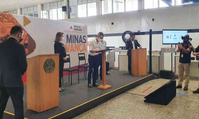 Romeu Zema assina contrato no saguo do aeroporto da Pampulha