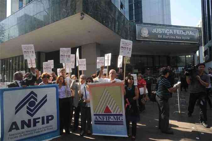 Manifestantes de entidades ligadas  auditoria fiscal e trabalhista protestaram na porta da Justia Federal, onde acontece o julgamento da Chacina de Una(foto: Leandro Couri/Em/D.A Press)