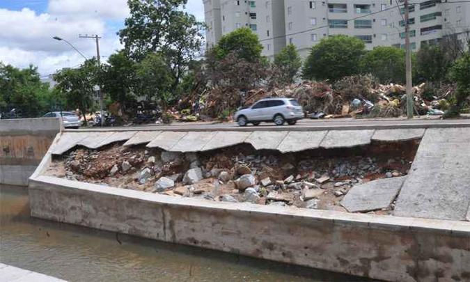 A forte chuva que caiu no sábado destruiu barras de concreto construídas há apenas oito meses e ainda 'na garantia', segundo a Sudecap (foto: Jair Amaral/EM/DA Press) A forte chuva que caiu no sábado destruiu barras de concreto construídas há apenas oito meses e ainda 'na garantia', segundo a Sudecap (foto: Jair Amaral/EM/DA Press)