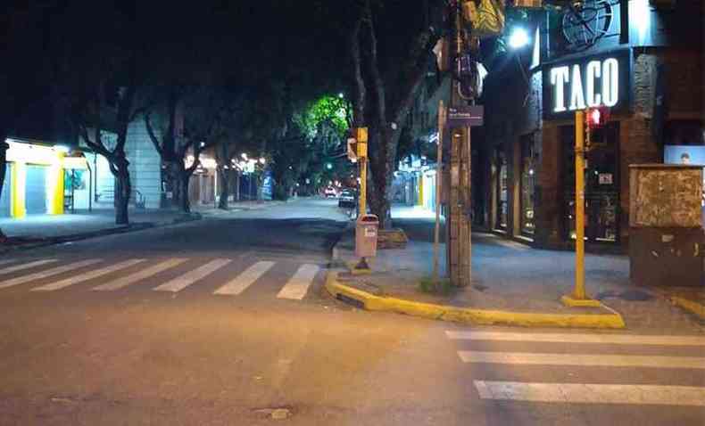 Na quarta-feira (17/3), por volta de 21h, este era o cenrio na Rua Israel Pinheiro, no centro de Governador Valadares, durante o toque de recolher, derrubado hoje pela justia(foto: Reproduo Internet)