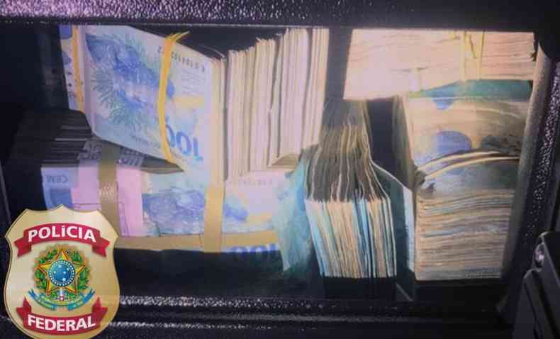 Na foto, maos de dinheiro apreendidos pela Polcia Federal em cofre, durante Operao 'Habeas Pater'