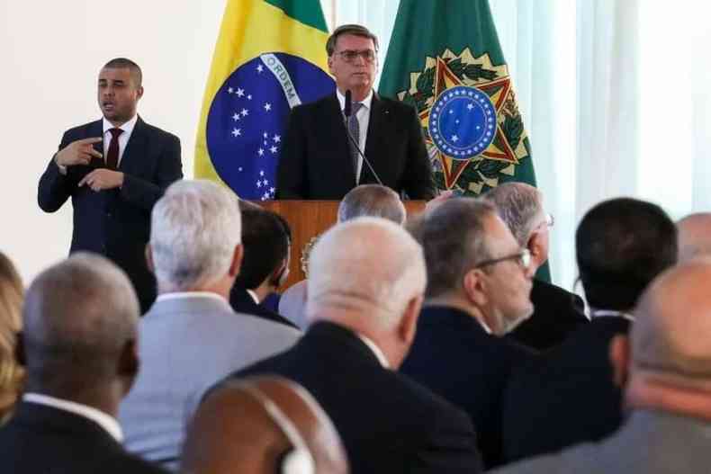 Bolsonaro discursa diante de emaxadores