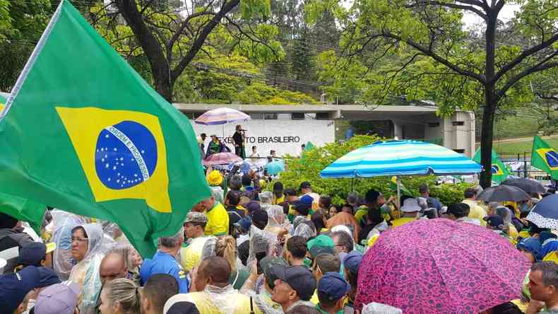bolsonaristas andando com bandeiras do Brasil na Av. Raja Gabaglia, em BH
