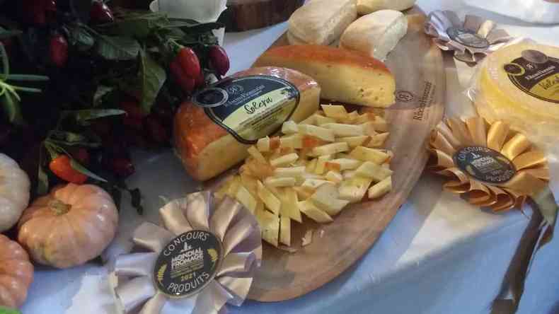 Imagem de queijos fatiados