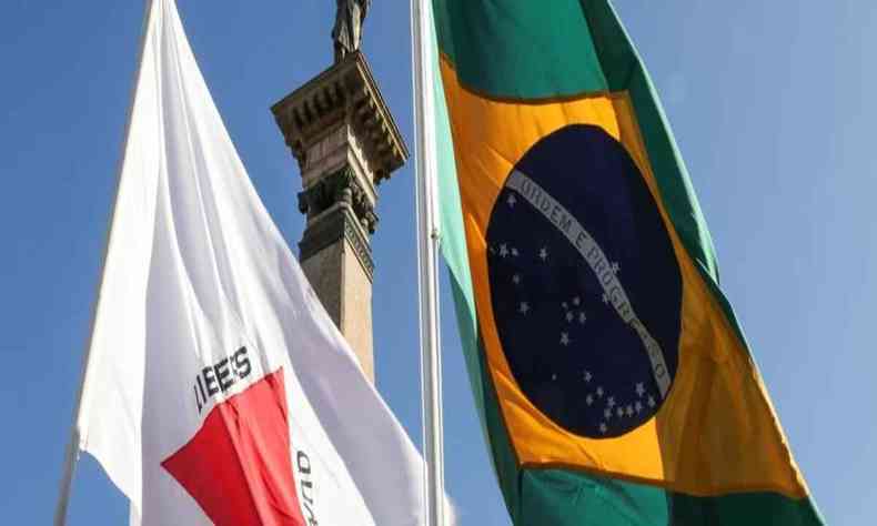 bandeiras de Minas Gerais e do Brasil