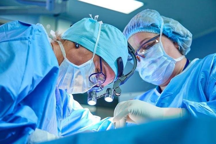M�dicos fazendo cirurgia