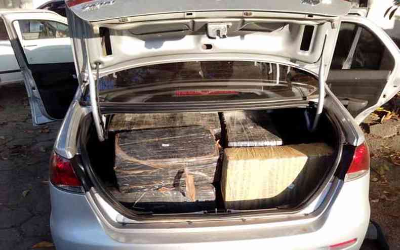 A droga estava no porta-malas de um Fiat Siena apreendido na rodovia estadual (foto: Polcia Militar/Divulgao )