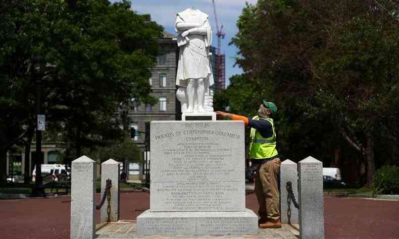 Polcia de Boston foi alertada da decapitao da esttua pouco depois da meia-noite de quarta-feira(foto: Tim Bradbury/AFP)