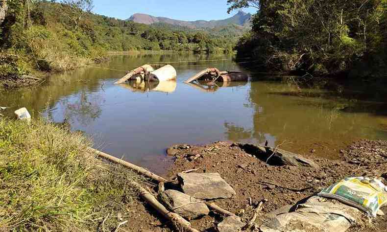 gua em barragem sob risco em Serro, no Vale do Jequitinhonha(foto: Divulgao/Defesa Civil)