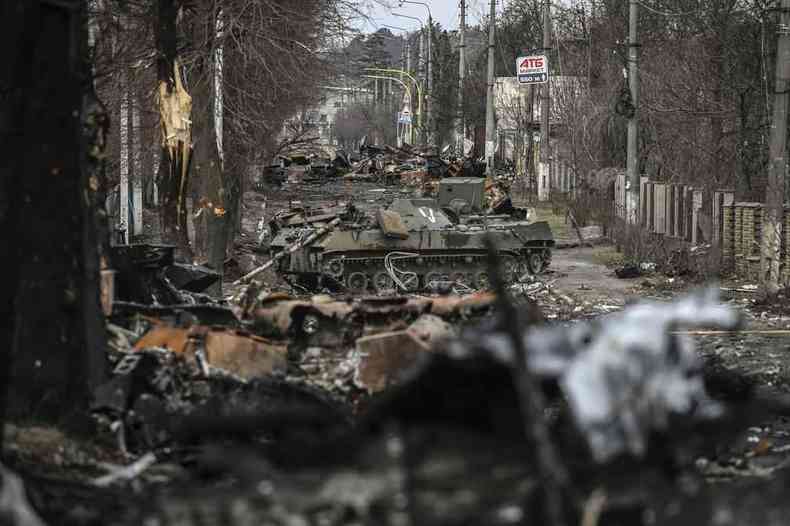 Veculos blindados russos destrudos so vistos na cidade de Bucha, a oeste de Kiev