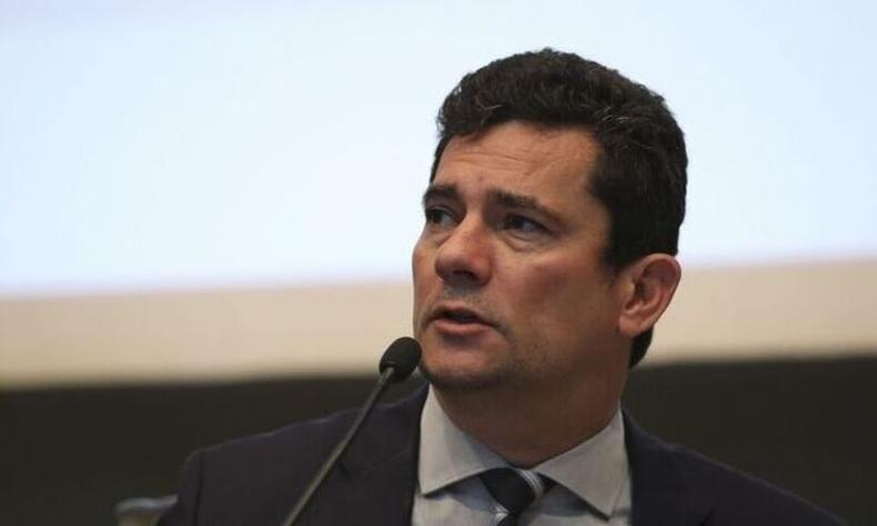 Ex-juiz Sergio Moro(foto: SERGIO LIMA/AFP) Moro fala em microfone