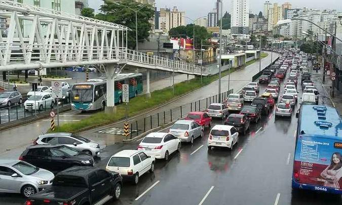 Avenida Cristiano Machado, na Região Nordeste de BH, tem trânsito lento desde o início da manhã (foto: Jair Amaral: EM/ D.A Press ) Avenida Cristiano Machado, na Região Nordeste de BH, tem trânsito lento desde o início da manhã (foto: Jair Amaral: EM/ D.A Press )