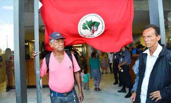 Pelo menos 80 manifestantes do MST invadiram a sede do Incra em Braslia (foto: Antonio Cruz/ Agncia Brasil)