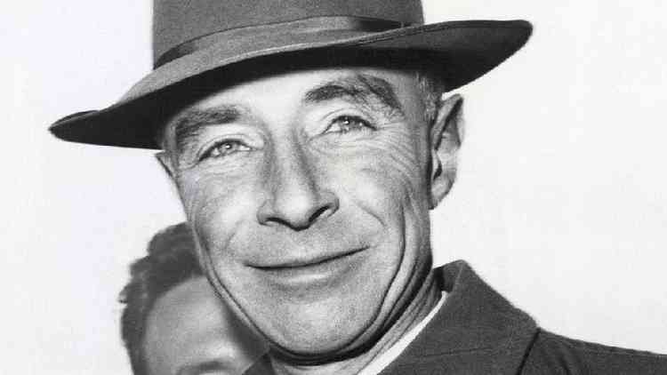 Robert Oppenheimer de chapu em foto em preto e branco